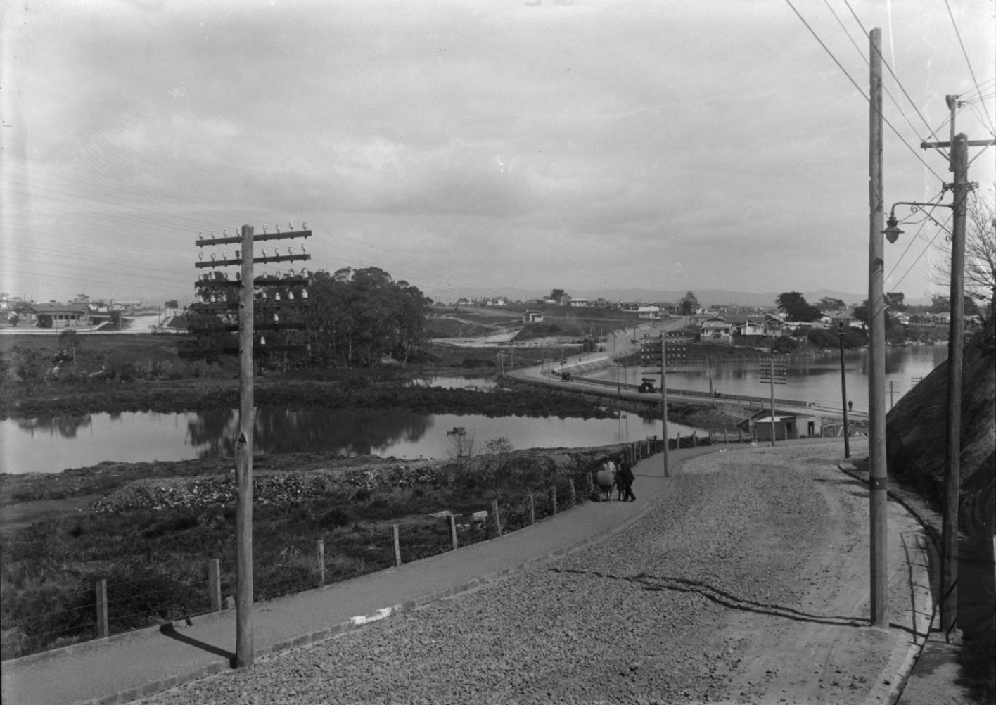 Looking west towards Westmere showing West End Road running over Cox's Creek,1926. Sir George Grey Special Collections, Auckland Libraries.